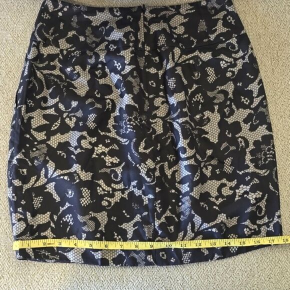 Banana Republic Black and Taupe Laced Print Silk Skirt - Size 6P - Picture 10 of 14